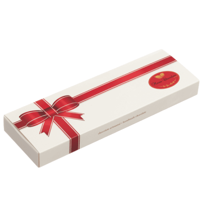 Caixa branca de chocolates com fita e laço vermelhos desenhados