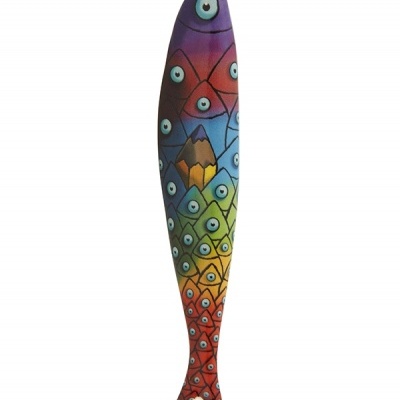 Figura decorativa de peixe colorido com olhos pintados