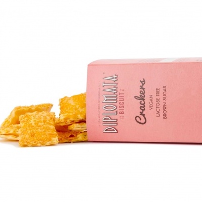 Pacote rosa aberto de bolachas Diplomata Biscuit Cookies com bolachas amarelas ao lado