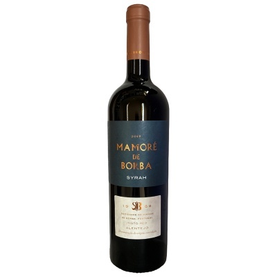 Garrafa de vinho tinto Mamoré de Borba Syrah 2019 com rótulo azul-escuro e texto dourado.