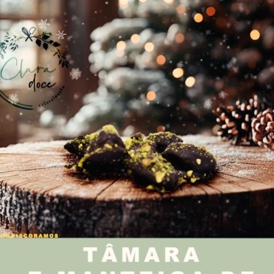 Doces de chocolate com pistácio sobre tronco de madeira com luzes desfocadas ao fundo