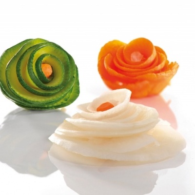 Flores decorativas feitas com fatias finas de pepino, cenoura e rábano em fundo branco