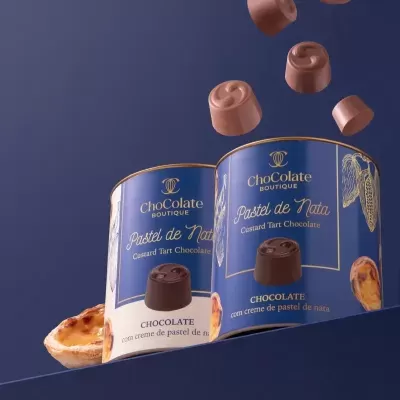 Embalagem azul de chocolates sabor pastel de nata com chocolates a flutuar