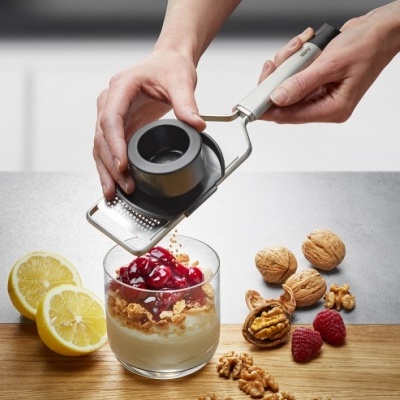 Ralador com iogurte, frutos vermelhos, nozes e limões na bancada de cozinha