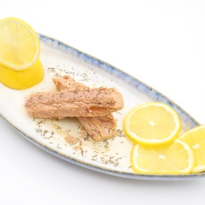 Prato oval com atum em conserva e fatias de limão