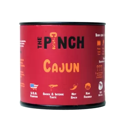 Lata de especiarias THE PINCH CAJUN vermelha com texto preto e laranja