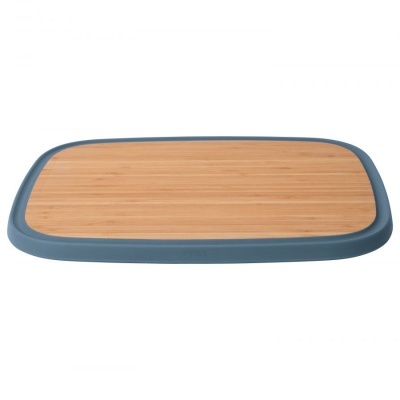 Tábua de corte retangular com superfície em madeira e bordas azuis