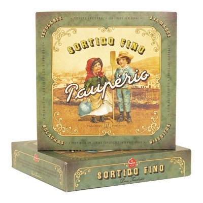 Embalagem vintage verde e castanha com ilustração de duas crianças tradicionais e texto dourado Sortido Fino Taupério