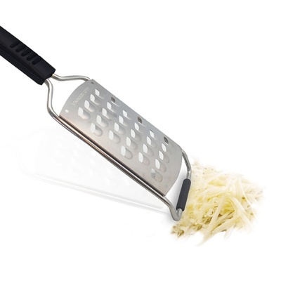 Ralador de cozinha inox com cabo preto e pedaços ralados