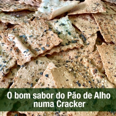 Crackers de pão de alho com sementes e texto promocional