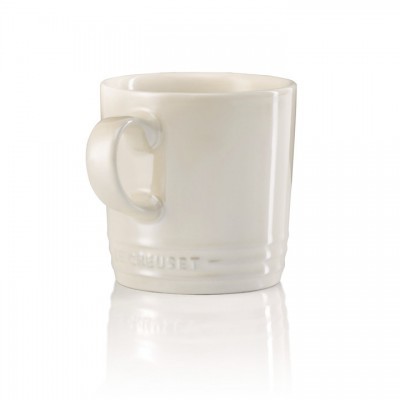 Caneca de cerâmica branca com alça e marca LE CREUSET em relevo