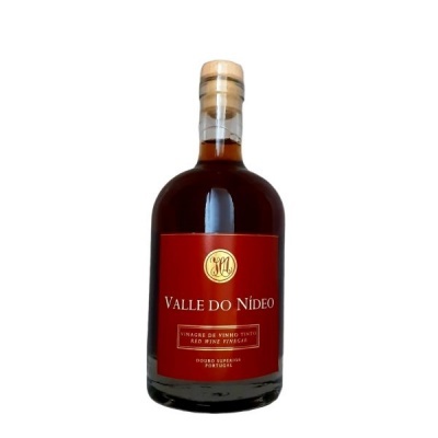 Garrafa de vidro escuro com rótulo vermelho de vinagre de vinho tinto Valle do Nídeo