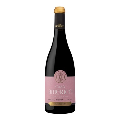 Garrafa de vinho tinto com rótulo rosa claro e texto CASA AMÉRICO