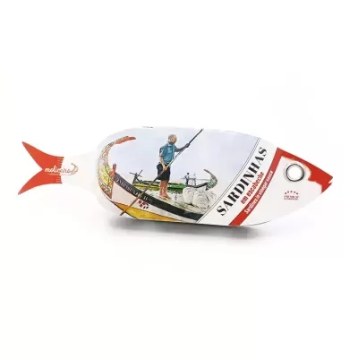 Lata de sardinhas decorada com imagem de pescador numa embarcação