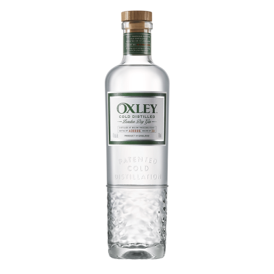 Garrafa de gin Oxley transparente com tampa de cortiça e rótulo verde e branco