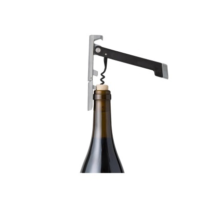 Saca-rolhas metálico a abrir garrafa de vinho