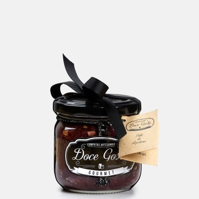 Frasco de compota artesanal Doce Gosto Gourmet com etiqueta e laço preto