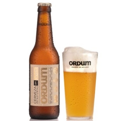 Garrafa de cerveja e copo de cerveja com espuma e rótulo ORDUM
