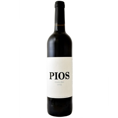 Garrafa de vinho tinto com rótulo branco 'PIOS douro doc 2015'