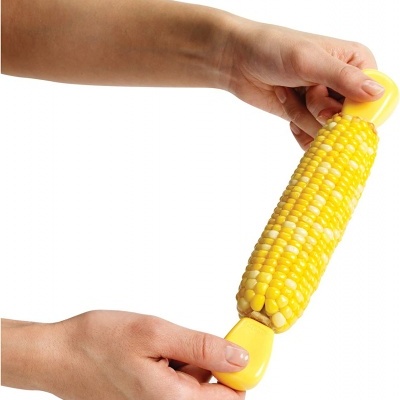 espiga de milho com pegas amarelas segura por duas mãos