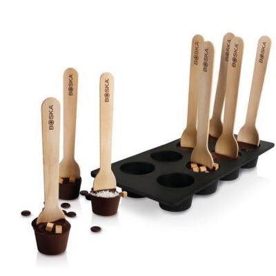 colheres de pau com doces em copos dentro de suporte de silicone preto