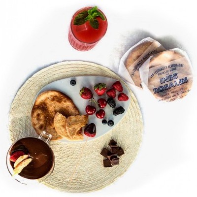 pequeno-almoço com pão tostado, frutos vermelhos, chocolate quente, bebida vermelha e pacotes de pão INÉS ROSALES