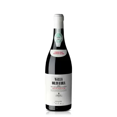 Garrafa de vinho tinto Villa Oliveira Dão com rótulo branco e texto em preto e vermelho