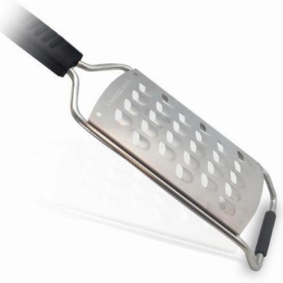 Ralador de mão metálico com cabos pretos e orifícios para ralar