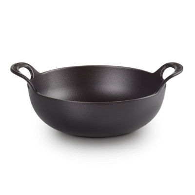 Caçarola preta de ferro fundido com duas pegas e superfície lisa