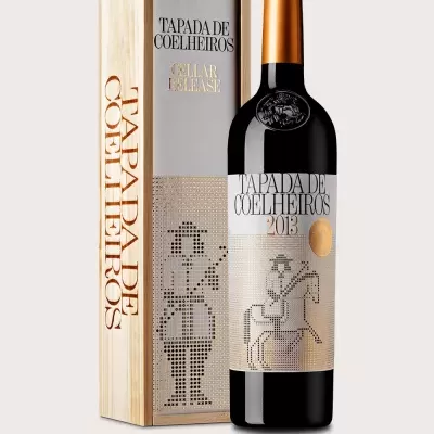 Garrafa de vinho Tapada de Coelheiros 2013 com caixa de madeira