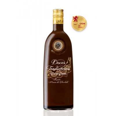 Garrafas de licor de chocolate com selo de prémio em fundo branco