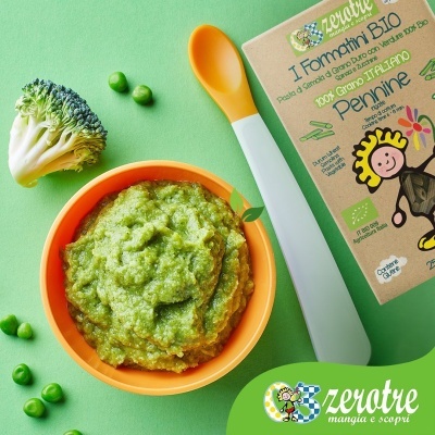 Tigela com puré verde, colher, legumes e embalagem de produto para bebé