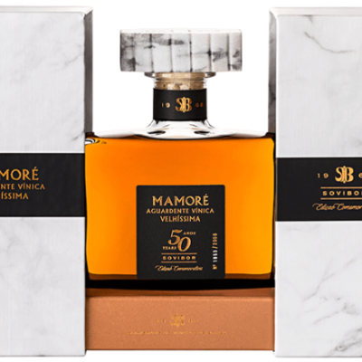 Garrafa de aguardente Mamoré em caixa branca e preta com padrão mármore