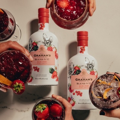 Garrafas de Graham's Blend nº 12 e copos com cocktails coloridos e frutas