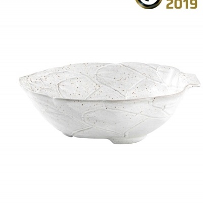 Taça branca de cerâmica com padrão de folhas em relevo e pequena asa em forma de folha