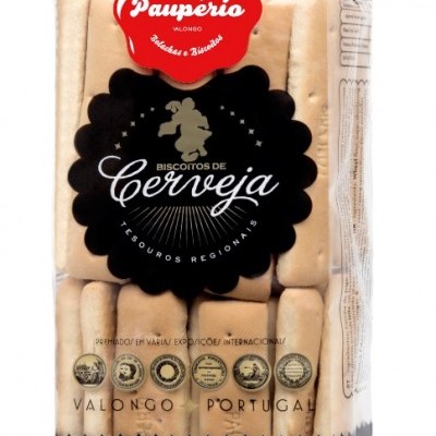 Pacote transparente de biscoitos 'Biscoitos de Cerveja' marca Pauperio com rótulo vermelho e preto