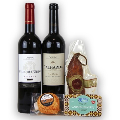 Dois vinhos tintos, enchido embalado e pacote de carapauzinhos em azeite