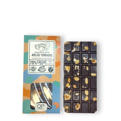 barra de chocolate preto com avelãs torradas perto da embalagem colorida