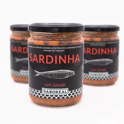 Frasco de sardinha com tomate da marca Saboreal com rótulo preto