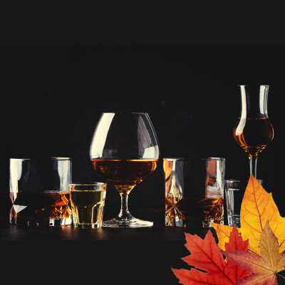 Seis copos com bebidas castanhas e folhas de outono coloridas