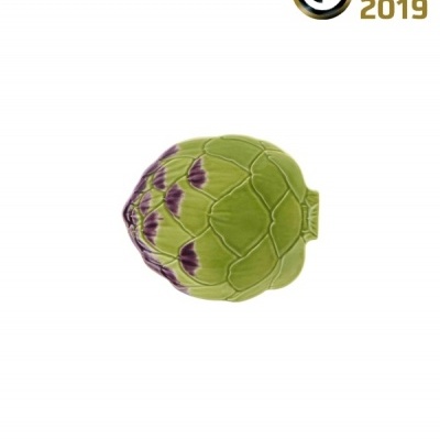 Peça decorativa verde e roxa em formato de alcachofra com textura detalhada, em fundo branco e selo de prémio de design