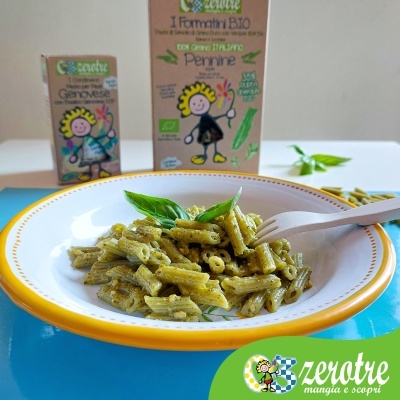 Prato de massa verde com manjericão e embalagens de massa zerotre ao fundo