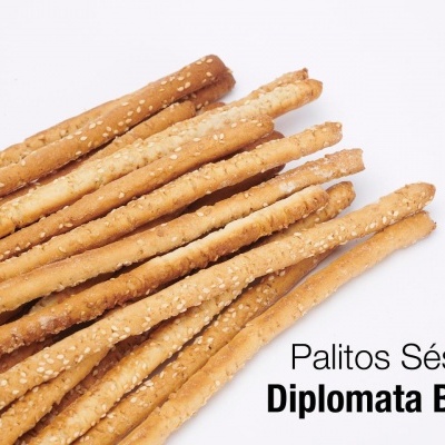 Palitos de pão com sésamo em fundo branco com texto