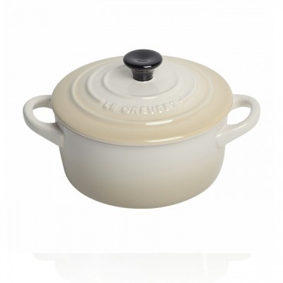 Caçarola em cerâmica creme com tampa tendo pega preta e texto LE CREUSET