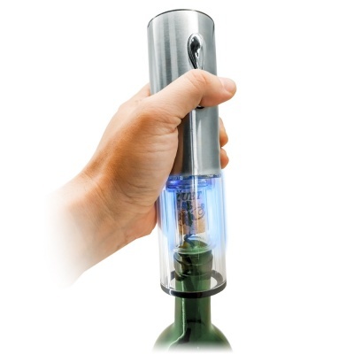 Saca-rolhas elétrico metálico com luz azul numa garrafa de vinho verde