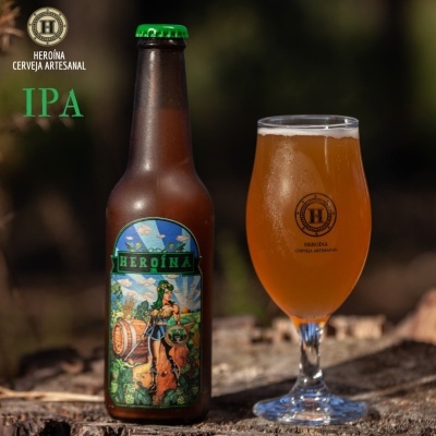 Garrafa de cerveja Heróina IPA com copo cheio ao lado