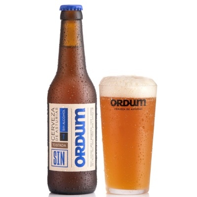 Garafa e copo de cerveja sin álcool com rótulo Ordum em fundo branco
