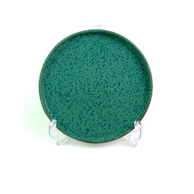 Prato redondo verde com padrão salpicado em suporte transparente