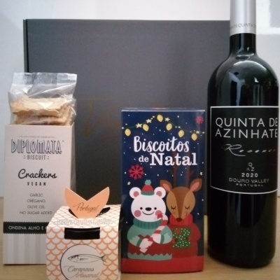 Conjunto de crackers, carapaus artesanais, biscoitos de Natal e vinho tinto Quinta de Azinhate.