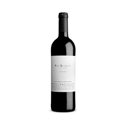 Garrafa de vinho tinto com rótulo branco